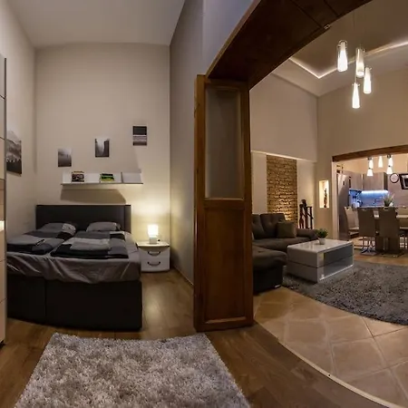 Quiet And Stylish City Park Flat