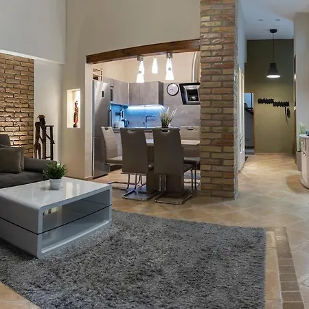 Quiet And Stylish City Park Flat