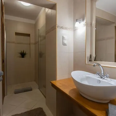Quiet And Stylish City Park Flat